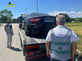 Civitanova Marche - Redditi inesistenti ma auto di lusso in garage: scattano i sequestri